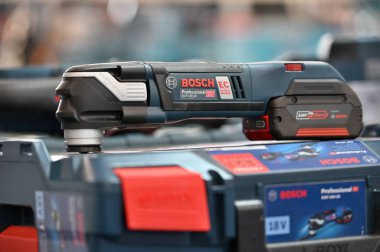 Kaunas, Litvanya - 30 Mart 2023: Kaunas, Litvanya 'da satılık profesyonel elektrikli Bosch marka araçları.