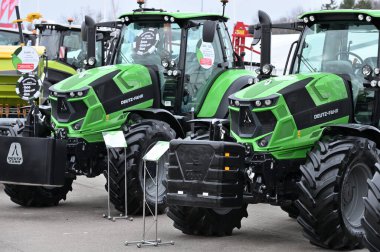 Kaunas, Litvanya - 30 Mart 2023: Litvanya 'nın Kaunas kentindeki Uluslararası Tarım Fuarı' nda Deutz-Fahr traktörlerinin aracına yakın çekim.