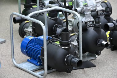 Kaunas, Litvanya - 30 Mart 2023: Kaunas, Litvanya 'da satılık elektrik pompaları