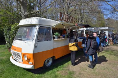 Keukenhof, Hollanda - 20 Nisan 2022: Keukenhof kamu çiçek bahçesinde fast food kamyonu. Lisse, Hollanda, Hollanda 'daki popüler turizm sitesi