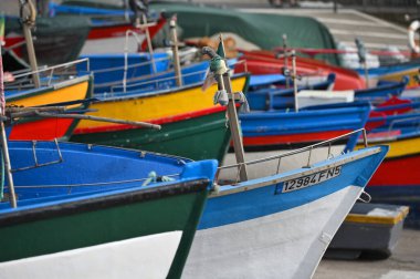 Madeira, 02 Aralık 2022: Portekiz 'in Madeira adasındaki Camara de Lobos balıkçı köyünde renkli balıkçı tekneleri