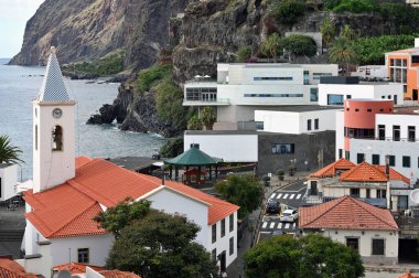 Madeira, 02 Aralık 2022: Portekiz 'in Madeira Adası, Camara de Lobos adlı küçük balıkçı kasabası.
