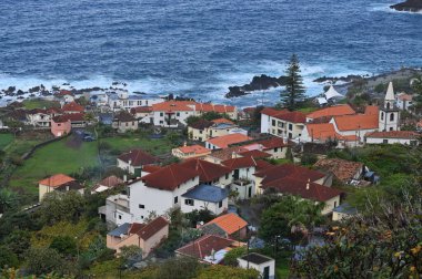 Madeira, 01 Aralık 2022: Porto Moniz - Atlantik Okyanusu kıyısında küçük bir kasaba, Madeira Adası, Portekiz