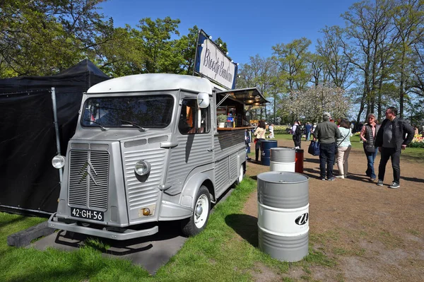 Keukenhof, Hollanda - 20 Nisan 2022: Keukenhof kamu çiçek bahçesinde fast food kamyonu. Lisse, Hollanda, Hollanda 'daki popüler turizm sitesi