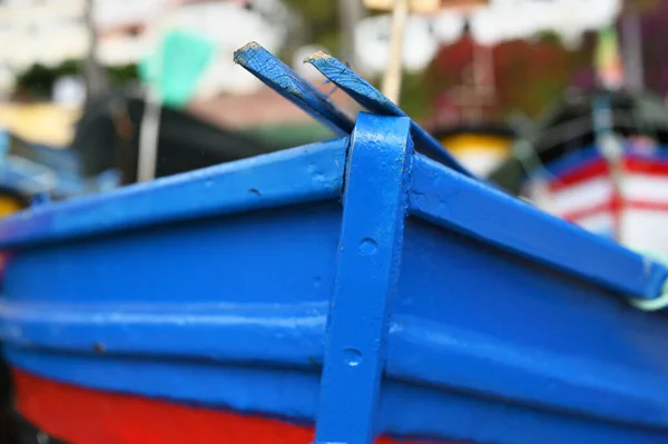 阳光明媚的日子 船头漆成蓝色的近景 — 图库照片