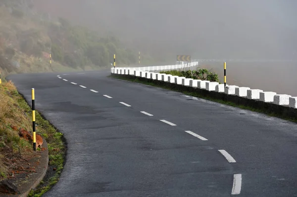 Estrada Montanha Sinuosa Através Das Florestas Ilha Madeira Nevoeiro Montanha — Fotografia de Stock