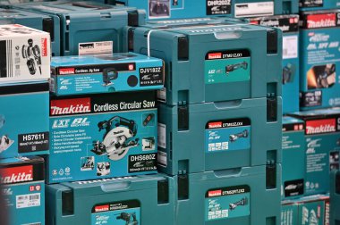 Kaunas, Litvanya - 30 Mart 2023: Kaunas, Litvanya 'da satılık profesyonel elektrikli Makita marka araçlar.