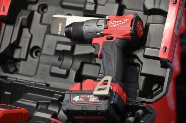 Kaunas, Litvanya - 30 Mart 2023: Kaunas, Litvanya 'da satılık profesyonel elektrikli Milwaukee marka araçlar