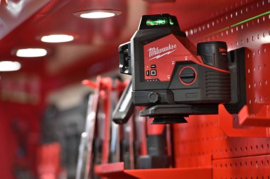 Kaunas, Litvanya - 30 Mart 2023: Kaunas, Litvanya 'da satılık profesyonel elektrikli Milwaukee marka araçlar