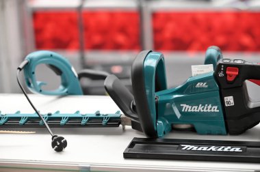 Kaunas, Litvanya - 30 Mart 2023: Kaunas, Litvanya 'da satılık Makita elektrikli bahçe aletleri