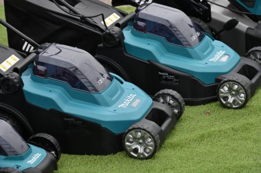 Kaunas, Litvanya - 30 Mart 2023: Kaunas, Litvanya 'da satılık Makita elektrikli çim biçme makineleri