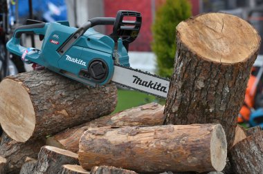 Kaunas, Litvanya - 30 Mart 2023: Kaunas, Litvanya 'da profesyonel elektrikli Makita marka kablosuz elektrikli testere satışı.