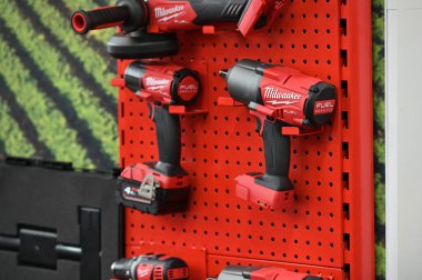 Kaunas, Litvanya - 30 Mart 2023: Kaunas, Litvanya 'da satılık profesyonel elektrikli Milwaukee marka araçlar