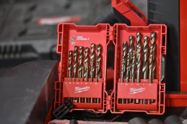 Kaunas, Litvanya - 30 Mart 2023: Kaunas, Litvanya 'da profesyonel elektrikli matkap araçları satışı