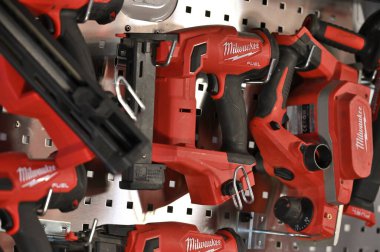 Kaunas, Litvanya - 30 Mart 2023: Kaunas, Litvanya 'da satılık profesyonel elektrikli Milwaukee marka araçlar