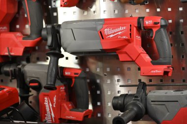 Kaunas, Litvanya - 30 Mart 2023: Kaunas, Litvanya 'da satılık profesyonel elektrikli Milwaukee marka araçlar