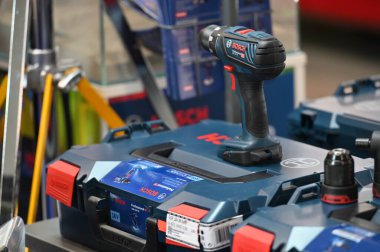 Kaunas, Litvanya - 30 Mart 2023: Kaunas, Litvanya 'da satılık profesyonel elektrikli Bosch marka araçları.