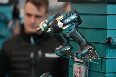 Kaunas, Litvanya - 30 Mart 2023: Kaunas, Litvanya 'da satılık profesyonel elektrikli Makita marka araçlar.