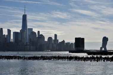 Jersey City, Newport, ABD - 15 Şubat 2023: Artist - Jaume Plensa, Water 's Soul, New Jersey City' nin Newport bölgesinde Hudson Nehri kıyısı geçidi boyunca bulunan bir heykeldir.