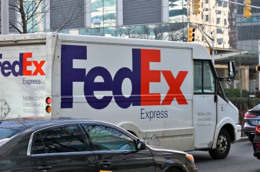 New York, ABD - 15 Şubat 2023: Manhattan, New York, ABD 'de Fedex dağıtım kamyonu