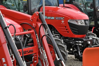 Kaunas, Litvanya - 30 Mart 2023: Kaunas, Litvanya 'daki Uluslararası Tarım Fuarı' nda Branson kompakt traktör aracı.