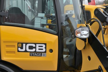 Kaunas, Litvanya - 30 Mart 2023: JCB ağır görev ekipmanları Kaunas, Litvanya 'daki Uluslararası Tarım Fuarı' na yakın çekim.