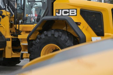 Kaunas, Litvanya - 30 Mart 2023: JCB ağır görev ekipmanları Kaunas, Litvanya 'daki Uluslararası Tarım Fuarı' na yakın çekim.
