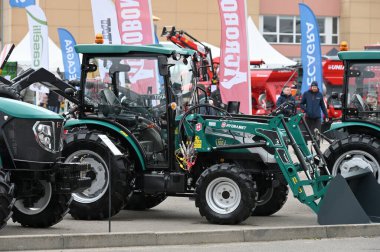 Kaunas, Litvanya - 30 Mart 2023: Kaunas, Litvanya 'daki Uluslararası Tarım Fuarı' nda Arbos kompakt traktör aracı.