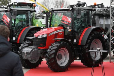 Kaunas, Litvanya - 30 Mart 2023: Kaunas, Litvanya 'daki Uluslararası Tarım Fuarı' nda Massey Ferguson traktörü.
