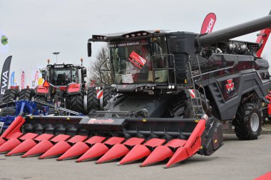 Kaunas, Litvanya - 30 Mart 2023: Kaunas, Litvanya 'daki Uluslararası Tarım Fuarı' nda Massey Ferguson traktörü.