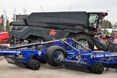 Kaunas, Litvanya - 30 Mart 2023: Kaunas, Litvanya 'daki Uluslararası Tarım Fuarı' nda Massey Ferguson traktörü.