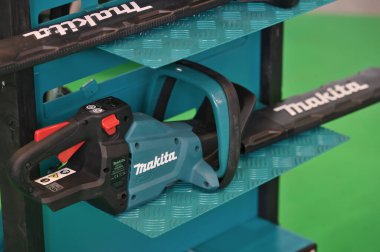 Kaunas, Litvanya - 30 Mart 2023: Kaunas, Litvanya 'da satılık Makita elektrikli bahçe aletleri