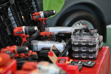 Kaunas, Litvanya - 30 Mart 2023: Kaunas, Litvanya 'da satılık profesyonel elektrikli Flex marka araçlar