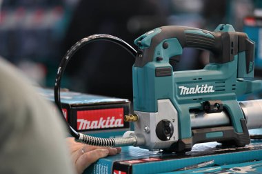 Kaunas, Litvanya - 30 Mart 2023: Kaunas, Litvanya 'da satılık profesyonel elektrikli Makita marka araçlar.