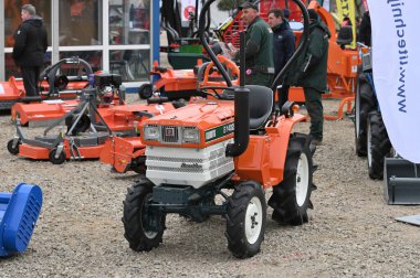 Kaunas, Litvanya - 30 Mart 2023: Kaunas, Litvanya 'daki Uluslararası Tarım Fuarı' nda Kubota kompakt traktör aracı.