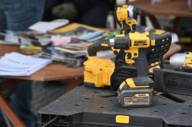 Kaunas, Litvanya - 30 Mart 2023: Kaunas, Litvanya 'da satılık profesyonel elektrikli DeWalt marka araçları