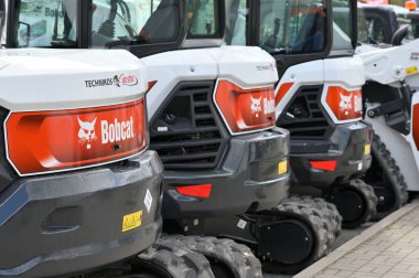 Vilnius, Litvanya - 27 Nisan 2023 'te Litvanya' nın Vilnius şehrinde vaşak ağır vasıta aracı. Vaşak Şirketi, Amerikan merkezli bir tarım ve inşaat ekipmanı üreticisi.