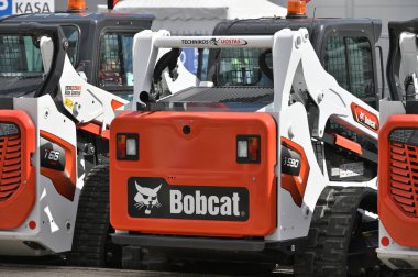 Vilnius, Litvanya - 27 Nisan 2023 'te Litvanya' nın Vilnius şehrinde vaşak ağır vasıta aracı. Vaşak Şirketi, Amerikan merkezli bir tarım ve inşaat ekipmanı üreticisi.