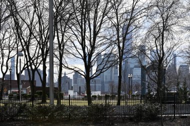 Jersey City, NJ, ABD - 15 Şubat 2023 Sabah Saati - Manhattan şehir merkezi, NYC. Jersey City 'nin rıhtımından görüntü