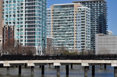 Jersey City, NJ, ABD - 15 Şubat 2023: Jersey City, New Jersey, ABD 'deki modern binalar
