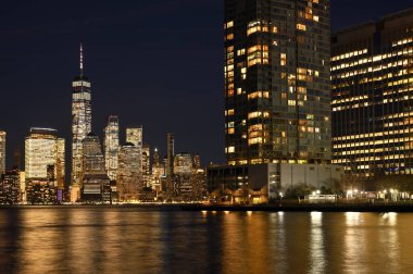 Jersey City, NJ, ABD - 15 Şubat 2023: Manhattan, NYC 'de akşam üzeri. Jersey City 'nin rıhtımından görüntü