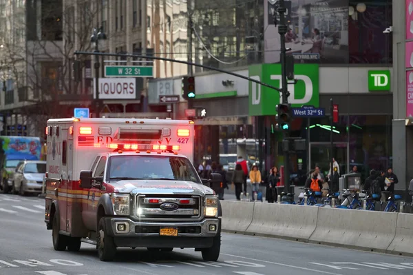 Ciudad Nueva York Febrero 2023 Una Ambulancia Viaja Con Una — Foto de Stock
