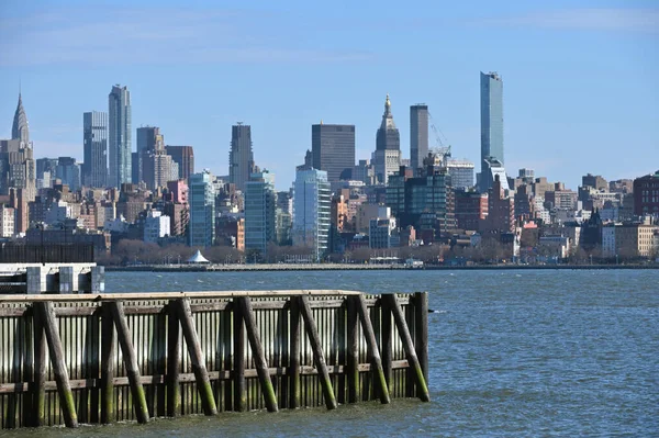Hoboken Usa Februari 2023 Trästolpar Vattnet Och Utsikt Över Manhattan — Stockfoto