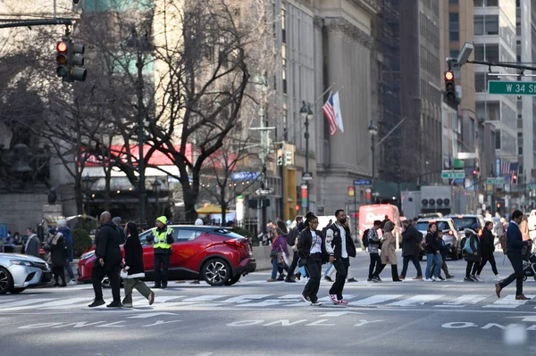 New York City - 15 Şubat 2023: New York, ABD 'deki Manhattan caddesinde kimliği belirsiz insanlar