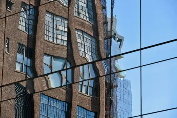 ニューヨーク市を背景に 現代ビジネス事務所ビル — ストック写真