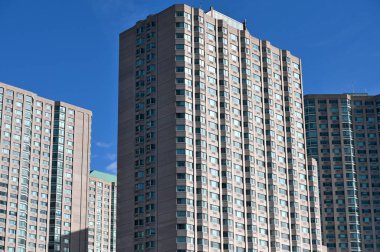 Jersey City, NJ, ABD - 15 Şubat 2023: Jersey City, New Jersey, ABD 'deki modern binalar