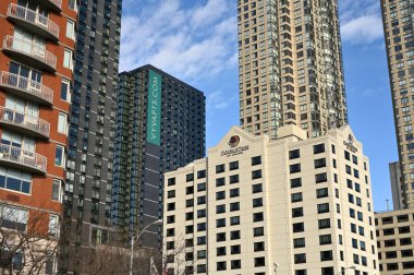 Jersey City, NJ, ABD - 15 Şubat 2023: Jersey City, New Jersey, ABD 'deki modern binalar