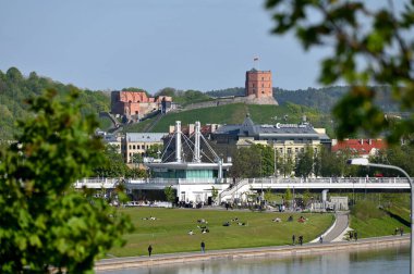 Vilnius, 10 Mayıs 2023 'te Litvanya' nın Vilnius kentindeki Neris nehri ve Gedimino şatosundaki şehir dinlenme bölgesine. Vilnius şehri Litvanya 'nın başkentidir.