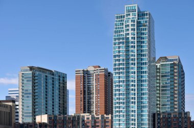 Jersey City, NJ, ABD - 15 Şubat 2023: Jersey City, New Jersey, ABD 'deki modern binalar