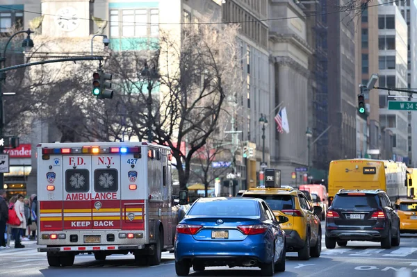 Ciudad Nueva York Febrero 2023 Una Ambulancia Viaja Con Una —  Fotos de Stock